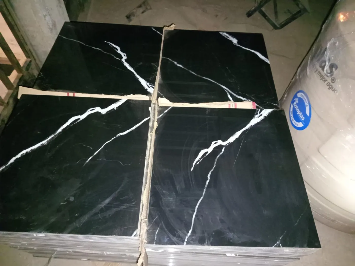 Porcelanato Negro Veta Blanca 60x60